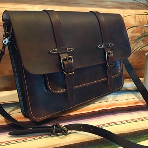 Bolso bandolera de cuero cosido a mano, bolso clásico - tableta, computadora, iPad
