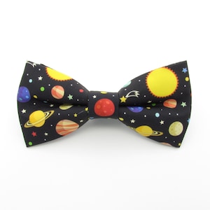 Conjunto de pajaritas de planetas cósmicos - Pajarita de sol y estrellas / Pajarita de galaxia / Pajaritas para hombre / Pajarita espacial de dibujos animados / Pajaritas para niño / Gemelos de planetas /