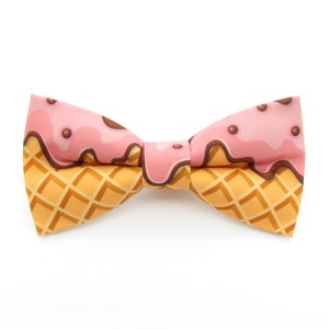 Erdbeereistüte Fliegen - Ice-Cream | 99 Kegel | Oblaten Fliege | Herren Fliegen | Lustige Fliege von Stranger Ties | Süß