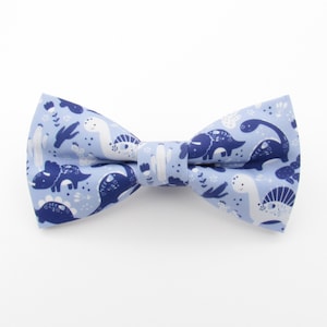 Blauwe dinosaurusstrik - schattige dinosaurussen | Strikjes voor heren | Strikjes voor jongens | Blauw en wit | Cactus | Babystrikje |