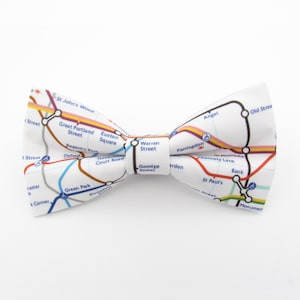 Juego de pajaritas con mapa del metro de Londres - Pajaritas de transporte / Gemelos del metro / Pajaritas inusuales / Formales divertidas / Regalo para hombres / Cuidado con el espacio / Pajaritas para hombres