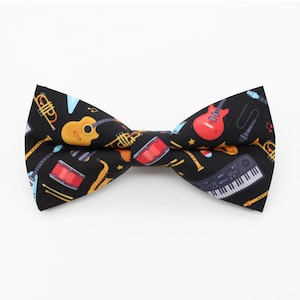 Puede incluir: Una taza de cerámica blanca con un asa negra y el texto "But First, Coffee" en negrita negra. La taza está sobre una superficie de madera. La taza mide aproximadamente 10 cm de alto.