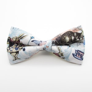 Gravata borboleta, lenço de bolso e abotoaduras com tema de coelho branco Wonderland - Gato Cheshire | Borboleta | Alice | Gravata borboleta masculina | Casamento | Mad Tea Party