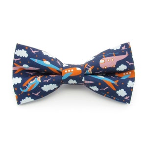 Nœud papillon avion bleu marine - Motif avion | Nœud papillon bleu ciel | avions colorés | Noeuds papillon sur le thème du vol | Nœud papillon pour garçon