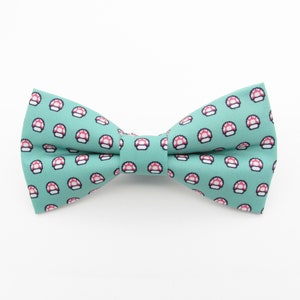 Vlinderdas met paddestoelpatroon - mini-cartoonpaddestoelen | Mintgroen | Strikjes voor heren | Eigenzinnige strikjes | Strikjes voor jongens | Leuke vlinderstrik van Stranger Ties