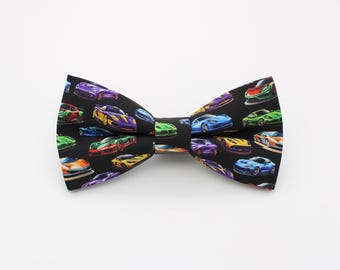 Papillon nero con motivo supercar / Accessorio colorato per auto veloci / Stile per appassionati di auto / Regalo per amanti delle corse