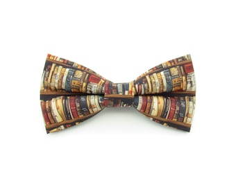 Boekenplank Bowtie & Pochet - Boekenpatroon Bowtie | Romans | Bibliotheekplanken | Engelse literatuur | Volwassen strikjes | Boekenwurm vlinderdas |