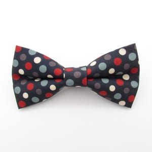 Gepunktete Fliege & Einstecktuch - Rot Blau Gepunktete Fliege | Fliege fleckig | Herren Klassische Fliegen | Dunkelblaue Hochzeitsfliege