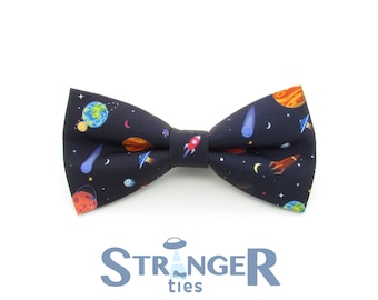 Ruimte Bowtie - Cartoon raketten planeten | Galaxy vlinderdas | Heren strikjes | Eigenzinnige strikjes | Jongens strikjes | Leuke vlinderdas van Stranger Ties