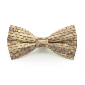 Puede incluir: Una pajarita marrón con un patrón de ladrillo.