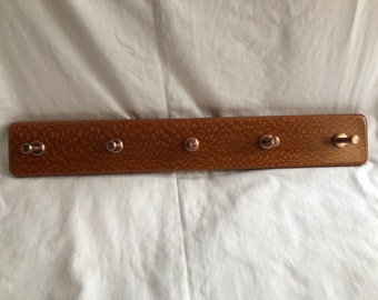 Porte-manteau en bois léopard exotique avec 5 chevilles en cuivre