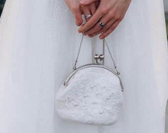 Elegante weiße Filztasche - Hochzeitsclutch für Braut. Schicke Crossbody für Brautjungfern & zukünftige Braut