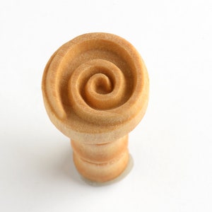 Scm-116 Medium Round Wood Pottery Stamp - Spiral