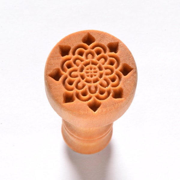 Scm-210 Medium Round Wood Pottery Stamp - Doily