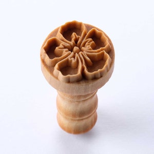Scm-263 Medium Round Wood Pottery Stamp - Hibiscus Flower Outline