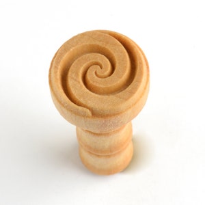 Scm-121 Medium Round Wood Pottery Stamp - Spiral 2