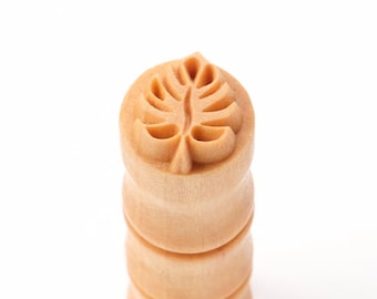 Scs-208 Small Round Wood Pottery Stamp - Monstera Leaf