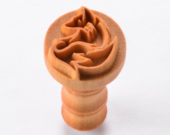 Scm-251 Medium Round Wood Pottery Stamp - Resting Fox