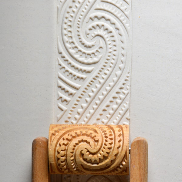 RL-022 Large Pottery Handle Roller - Maori Spirals 2