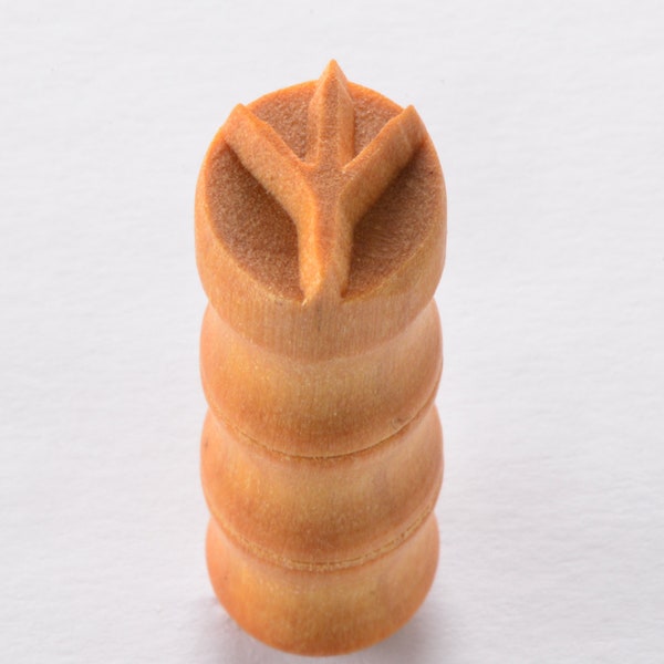 Scs-183 Small Round Wood Pottery Stamp - Chicken Footprint