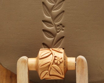 RM-046 Medium Pottery Handle Roller - Flowers and Leaves