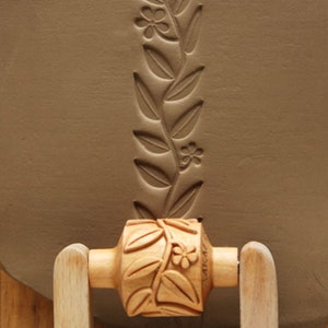 RM-046 Medium Pottery Handle Roller - Flowers and Leaves