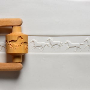 RM-056 Medium Handle Roller - Running Horses