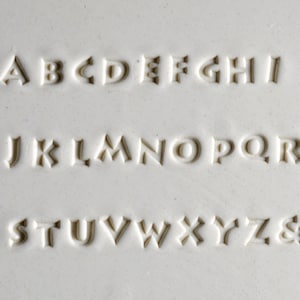 Jeu de polices de caractères majuscules sculptées dans la pierre / Lettres de l'alphabet