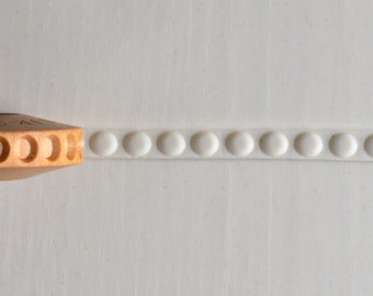 FR-021 Finger Roller - Row of Dots