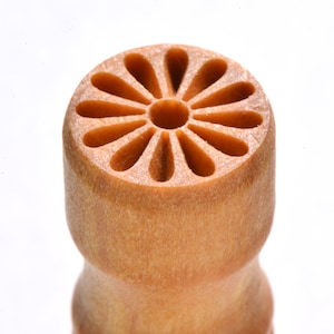 Scs-003 Small Round Wood Pottery Stamp - Debossed Daisy