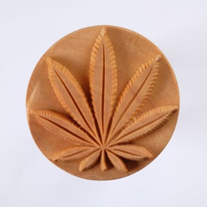 Scxl-012 Extra Large Round Stamp - Hemp Leaf