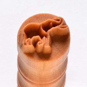 Scs-168 Small Round Wood Pottery Stamp - Elephant w/ Tusks