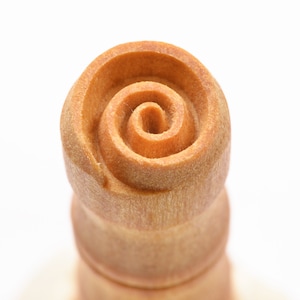 Scs-116 Small Round Wood Pottery Stamp - Spiral 1