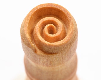 Scs-116 Small Round Wood Pottery Stamp - Spiral 1