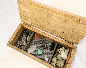 Boîte souvenir divisée en bois de récupération, doublure en tissu pour le stockage de cristaux et de bijoux, cadeau gravé