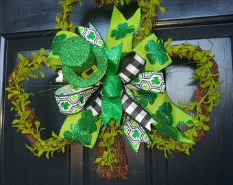 St patricks day wreath, st pattys day doorhanger, shamrock wreath, clover decoration, luck of the Irish wreath, green door wreath,