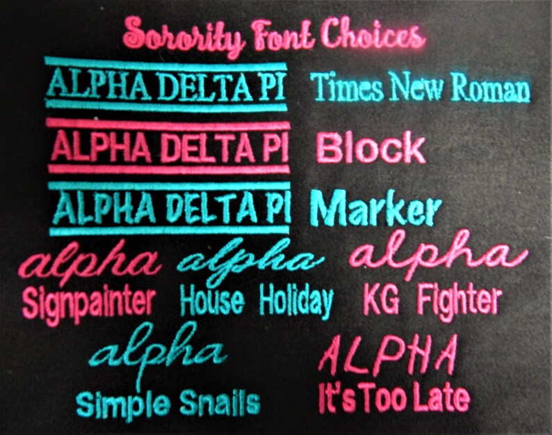 Puede incluir: Un fondo negro con el texto "Sorority Font Choices" en rosa. El texto "ALPHA DELTA PI" se muestra en varias fuentes, incluidas Times New Roman, Block y Marker. Otras fuentes incluyen Signpainter, House Holiday, KG Fighter, Simple Snails y It's Too Late.