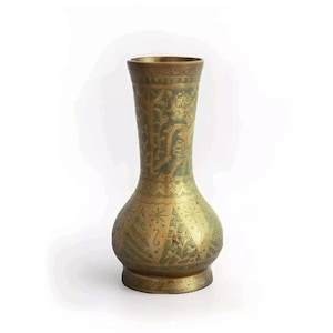Può includere: Un vaso in ottone con un intricato design verde e oro. Il vaso ha un collo stretto e una base larga e arrotondata.