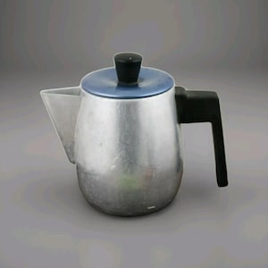 Puede incluir: Una cafetera de aluminio plateado con tapa azul y asa negra.