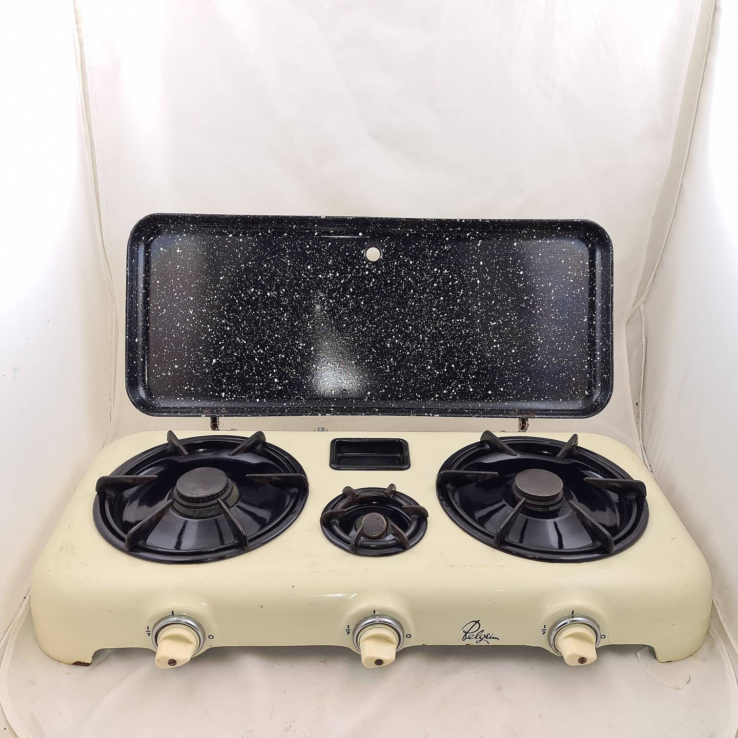 Vintage Original Camping Gaz Super Bleuet Butane Gas Stove With Cover in  Good Working Condition. 