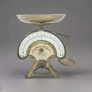 Puede incluir: Una báscula de latón vintage con una cara blanca y marcas negras. La báscula está etiquetada "Lindells Jonkoping Patent" y tiene una capacidad máxima de 10 kg.