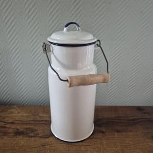 Vintage Milk Jar Jug Lidded Enamelware Wooden Handle Barn Countryhouse white Melkbus
