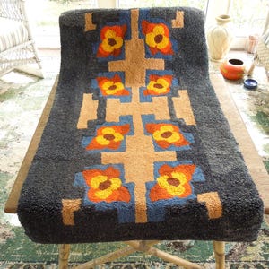 Primitive Hooked Rug. 44&quot; x 24&quot;. Beautiful Unique Design.