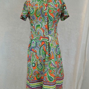 Vintage Paisley Dress. Short Sleeve. Banded Collar. Belted.