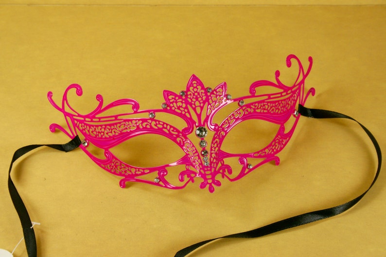 Brand New Laser Cut Metal Mardi Gras Masquerade Venetian Mask Hot Pink//Silver