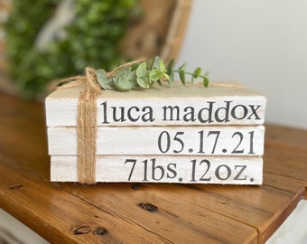 Accesorios para fotos de recién nacidos, pila de libros con estadísticas de nacimiento, regalos personalizados para bebés en una habitación infantil neutra, regalo para recién nacidos, libros de estilo rústico con nombres.