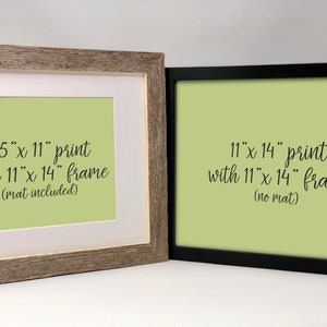 Op de afbeelding: Twee ingelijste prints, een met een licht houten lijst en een met een zwarte lijst. De print in de licht houten lijst is 8,5 inch bij 11 inch en de lijst is 11 inch bij 14 inch. De print in de zwarte lijst is 11 inch bij 14 inch en de lijst is 11 inch bij 14 inch. De tekst op de prints luidt "8,5"x 11" print with 11"x 14" frame (mat included)" en "11"x 14" print with 11"x 14" frame (no mat)".