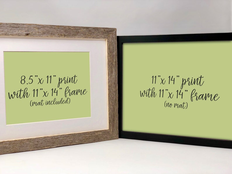 Op de afbeelding: Twee ingelijste prints, een met een licht houten lijst en een met een zwarte lijst. De print in de licht houten lijst is 8,5 inch bij 11 inch en de lijst is 11 inch bij 14 inch. De print in de zwarte lijst is 11 inch bij 14 inch en de lijst is 11 inch bij 14 inch. De tekst op de prints luidt "8,5"x 11" print with 11"x 14" frame (mat included)" en "11"x 14" print with 11"x 14" frame (no mat)".