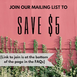 Op de afbeelding: Roze muur met groene wijnstokken die aan de zijkant omhoog groeien. De tekst luidt "JOIN OUR MAILING LIST TO SAVE $5 {Link to join is at the bottom of the page in the FAQs}"