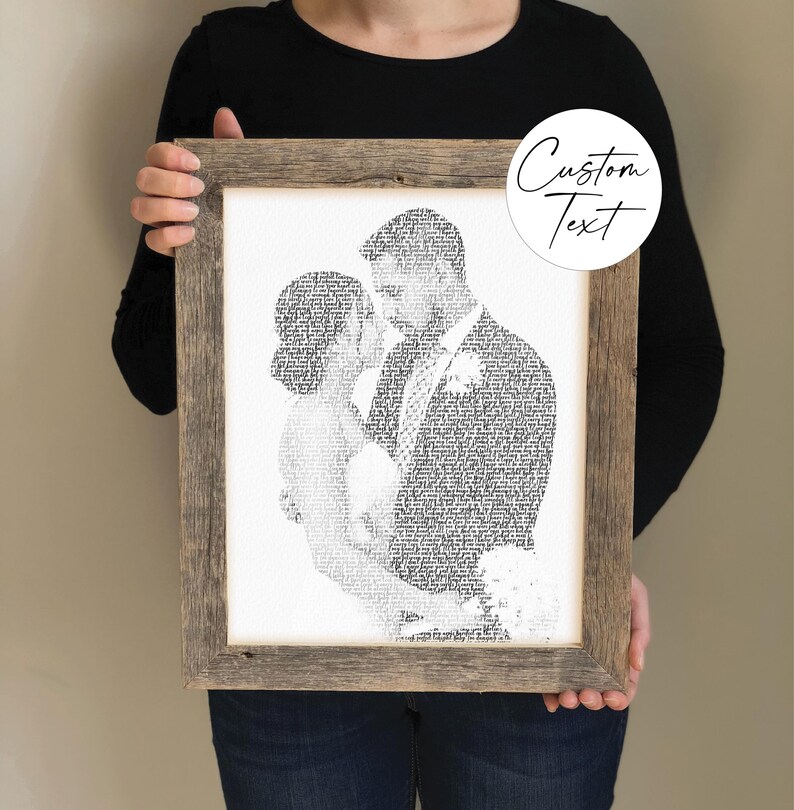Puede incluir: Una foto de boda en blanco y negro de una pareja abraz&aacute;ndose, creada con texto. La foto est&aacute; enmarcada en un marco de madera r&uacute;stico.